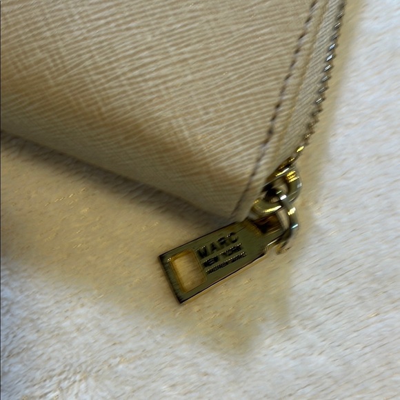 Marc New York Cream Wallet Sleek Design - Picture 5 of 5